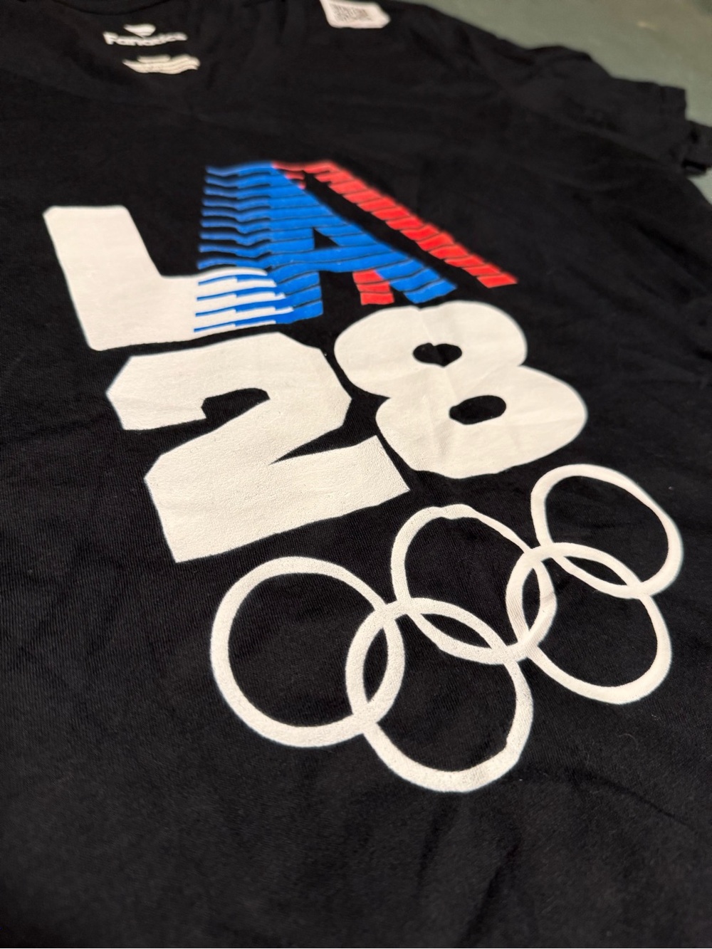 NEW LA Los Angeles 2028 Olympics V-neck Tshirt - Picture 2 of 3